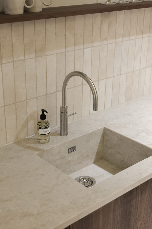 Premium Évier dans le matériau du plan de travail