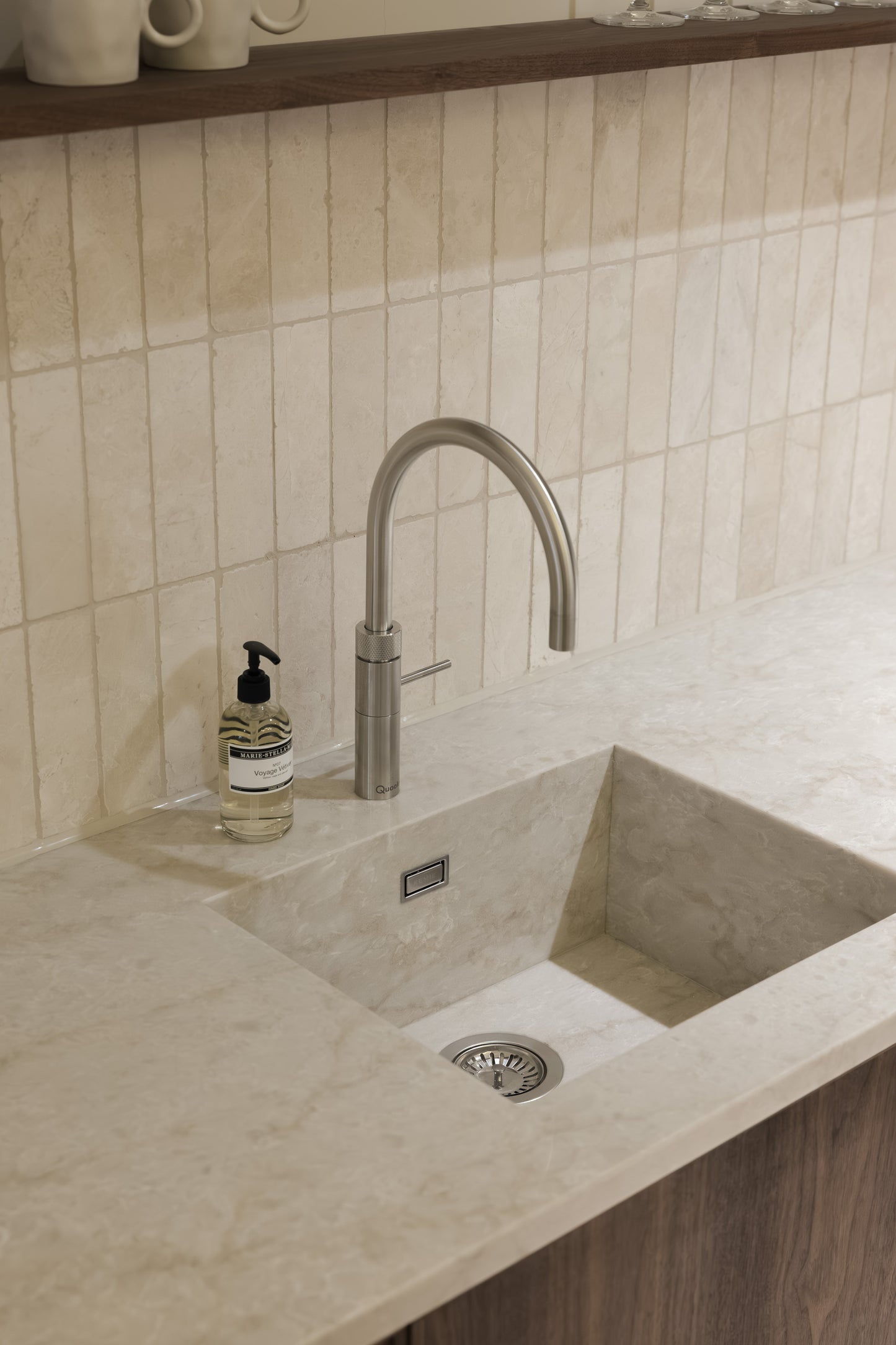 Premium Évier dans le matériau du plan de travail