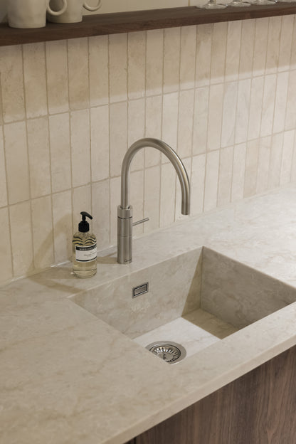 Premium Évier dans le matériau du plan de travail